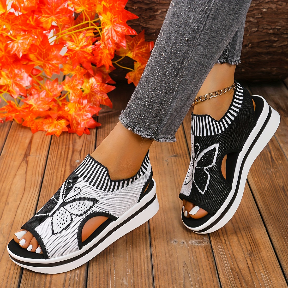Atmungsaktive gestrickte Mesh-Damen-Casual-Sandalen mit Schmetterlingsmuster | Offene Zehen, Riemchen hinten, Positionierungsdruck, Synthetisches Kunstleder-Fußbett, Stoffinnendetails, TPR-Sohle