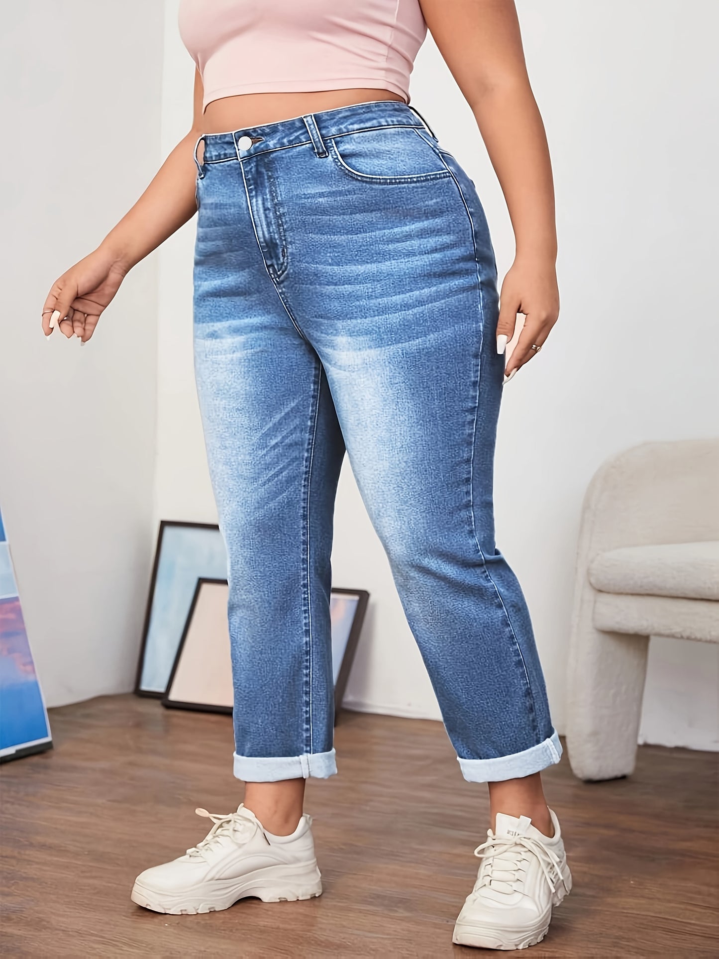 Jeans für Frauen in Übergröße aus waschbarem, dehnbarem Stoff mit umgeschlagenen Säumen.