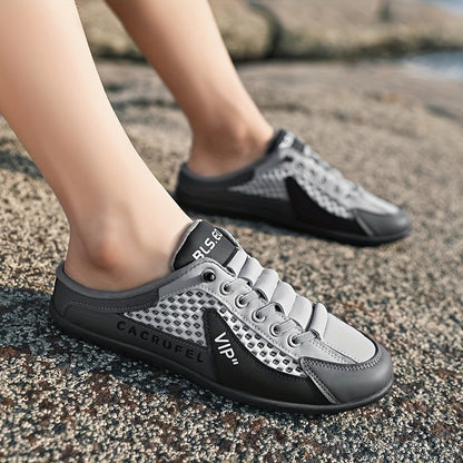 Ein Paar Slip-on-Fashion-Hausschuhe im sportlich-legere Stil , beige , grau , weiss-grün