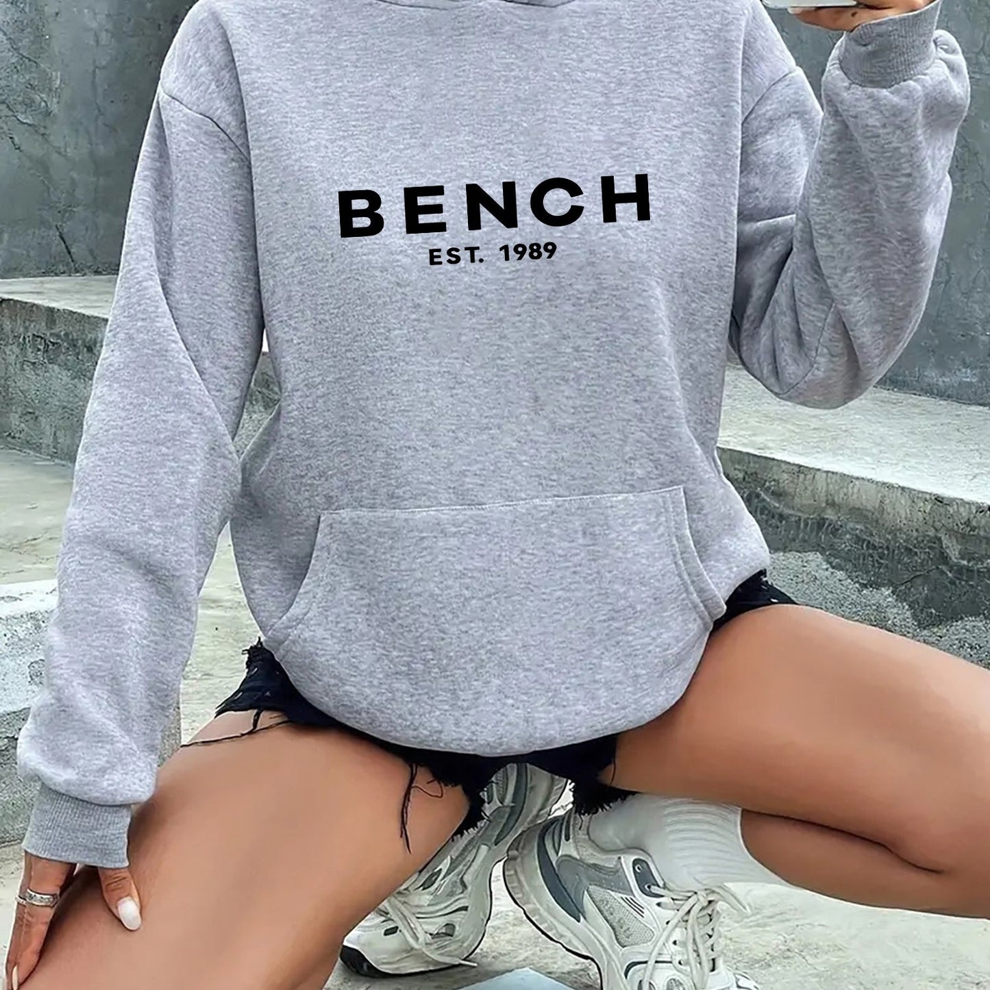 Damen Casual „BENCH EST. 50.52 Meter“ Print Hoodie - weich, atmungsaktiv, langärmlig, Kordelzugkapuze, Ganzjahreskomfort, mit Schriftzug, perfekt für legere Kleidung, Freizeit-Hoodie | Locker geschnittener Hoodie | Hoodie