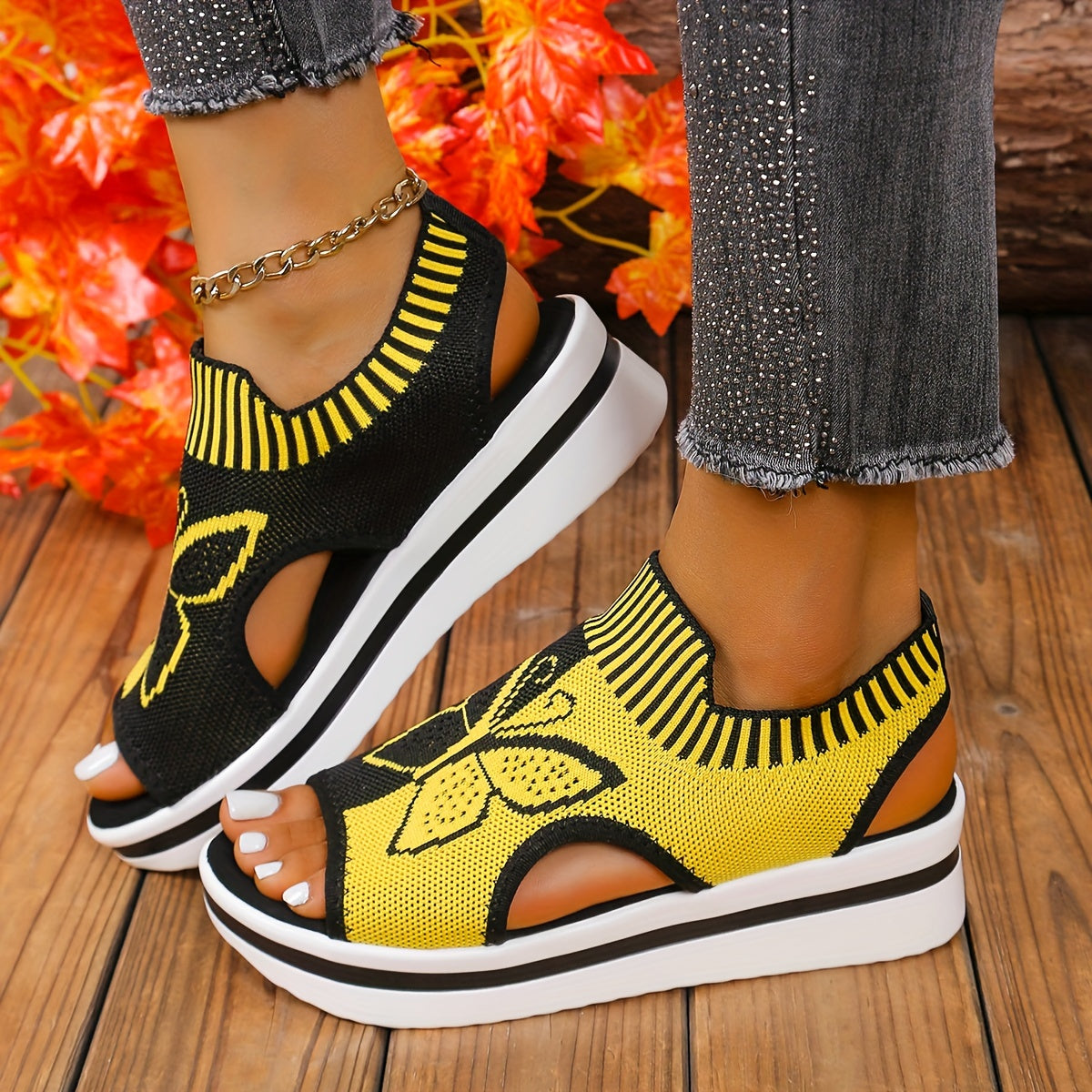 Atmungsaktive gestrickte Mesh-Damen-Casual-Sandalen mit Schmetterlingsmuster | Offene Zehen, Riemchen hinten, Positionierungsdruck, Synthetisches Kunstleder-Fußbett, Stoffinnendetails, TPR-Sohle