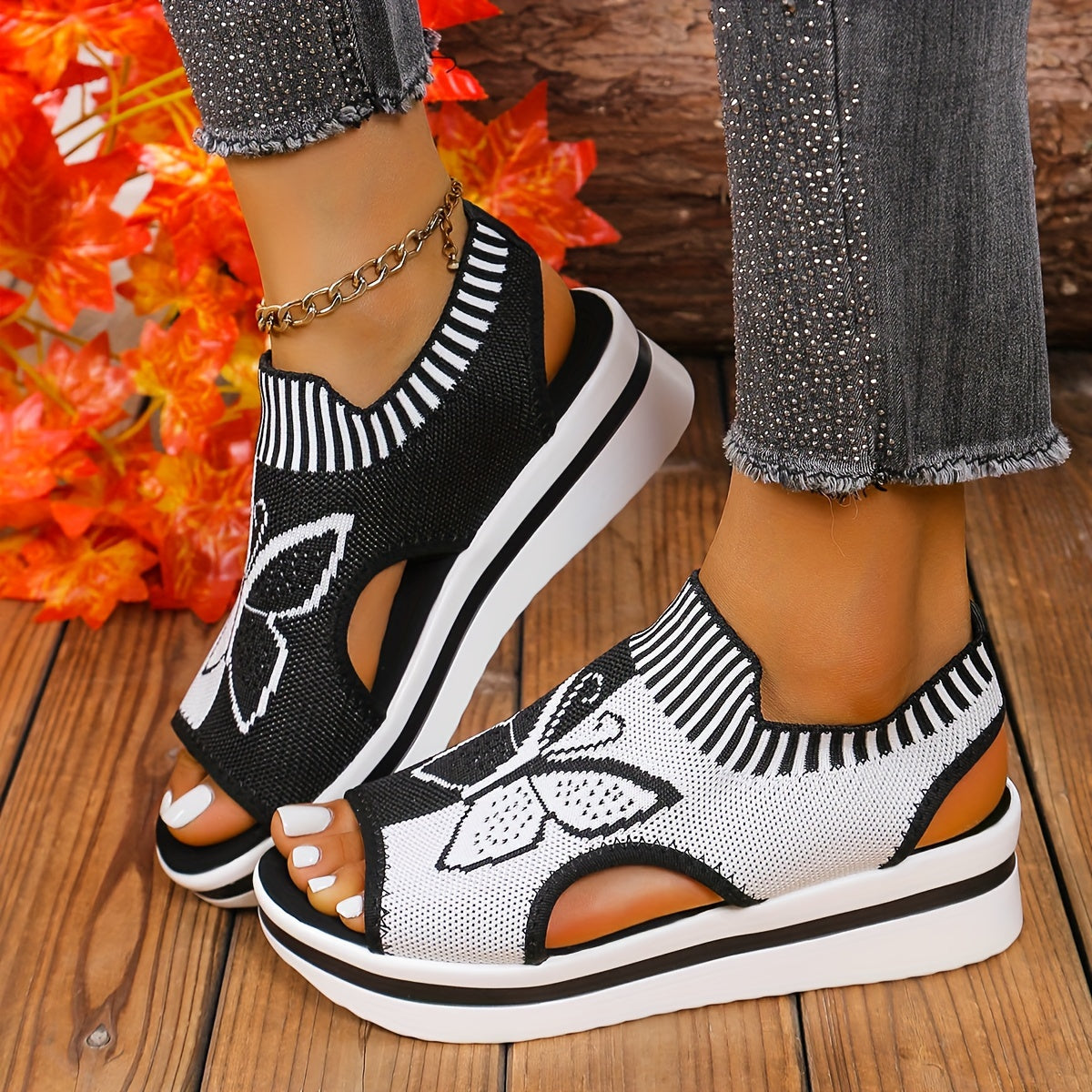 Atmungsaktive gestrickte Mesh-Damen-Casual-Sandalen mit Schmetterlingsmuster | Offene Zehen, Riemchen hinten, Positionierungsdruck, Synthetisches Kunstleder-Fußbett, Stoffinnendetails, TPR-Sohle