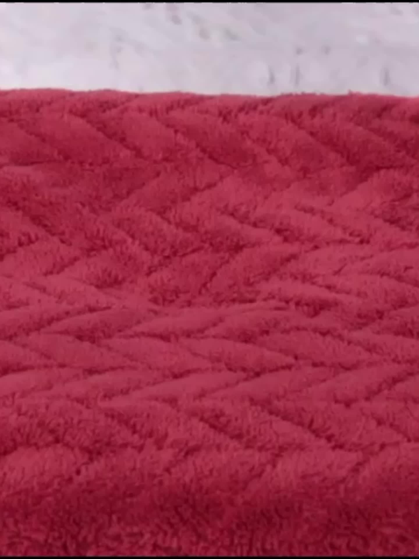 Set aus 10 einfarbigen Handtüchern mit den Maßen 35*75 cm aus Mikrofaser. Sie sind weich, bequem und sehr saugfähig