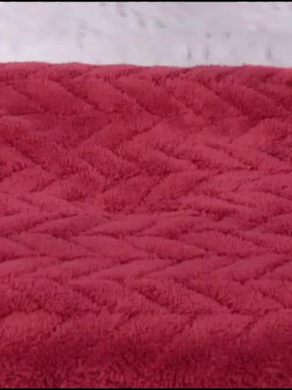 Set aus 10 einfarbigen Handtüchern mit den Maßen 35*75 cm aus Mikrofaser. Sie sind weich, bequem und sehr saugfähig