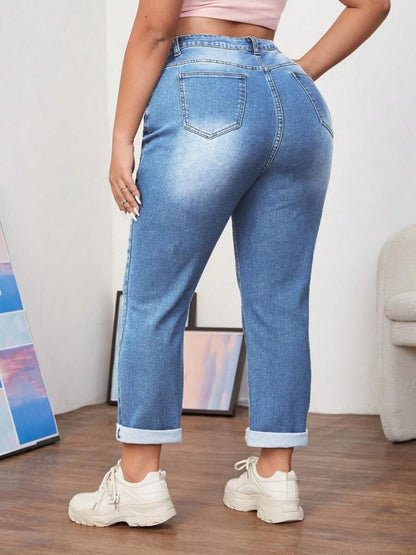 Jeans für Frauen in Übergröße aus waschbarem, dehnbarem Stoff mit umgeschlagenen Säumen.