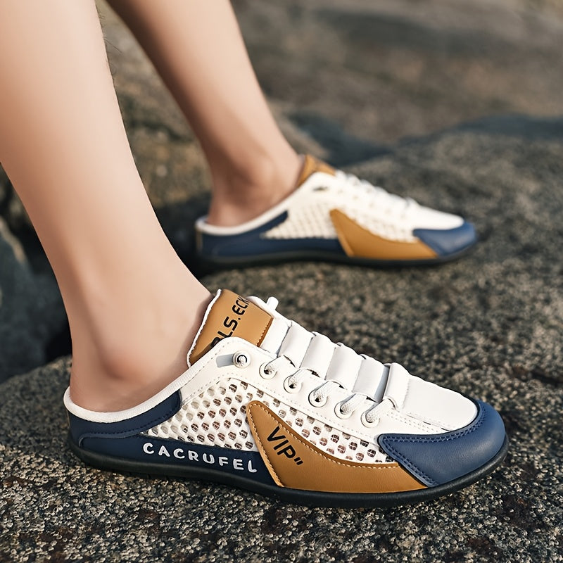 Ein Paar Slip-on-Fashion-Hausschuhe im sportlich-legere Stil , beige , grau , weiss-grün