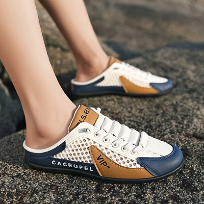 Ein Paar Slip-on-Fashion-Hausschuhe im sportlich-legere Stil , beige , grau , weiss-grün