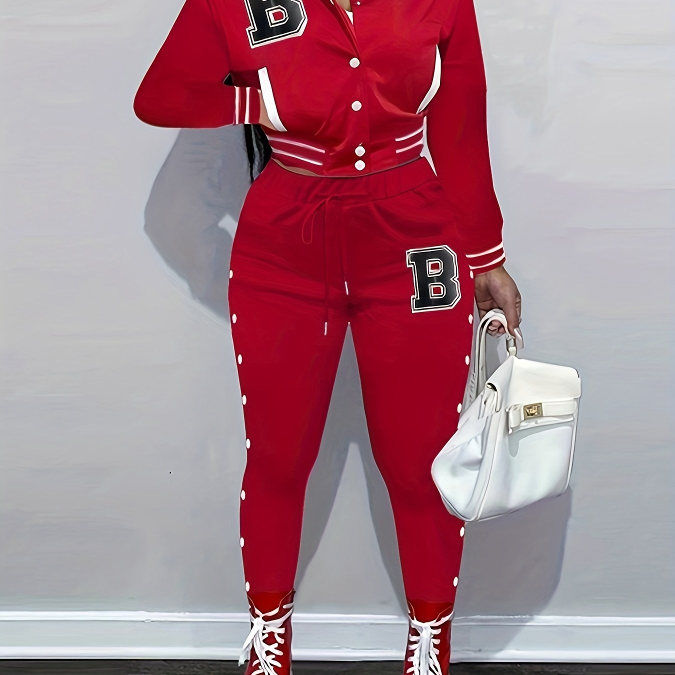 Damen-Set aus roter Jacke und Hose - Lässiges Polyester mit Buchstaben-„B“-Aufnähern, Knopfverschluss und gestreiften Akzenten