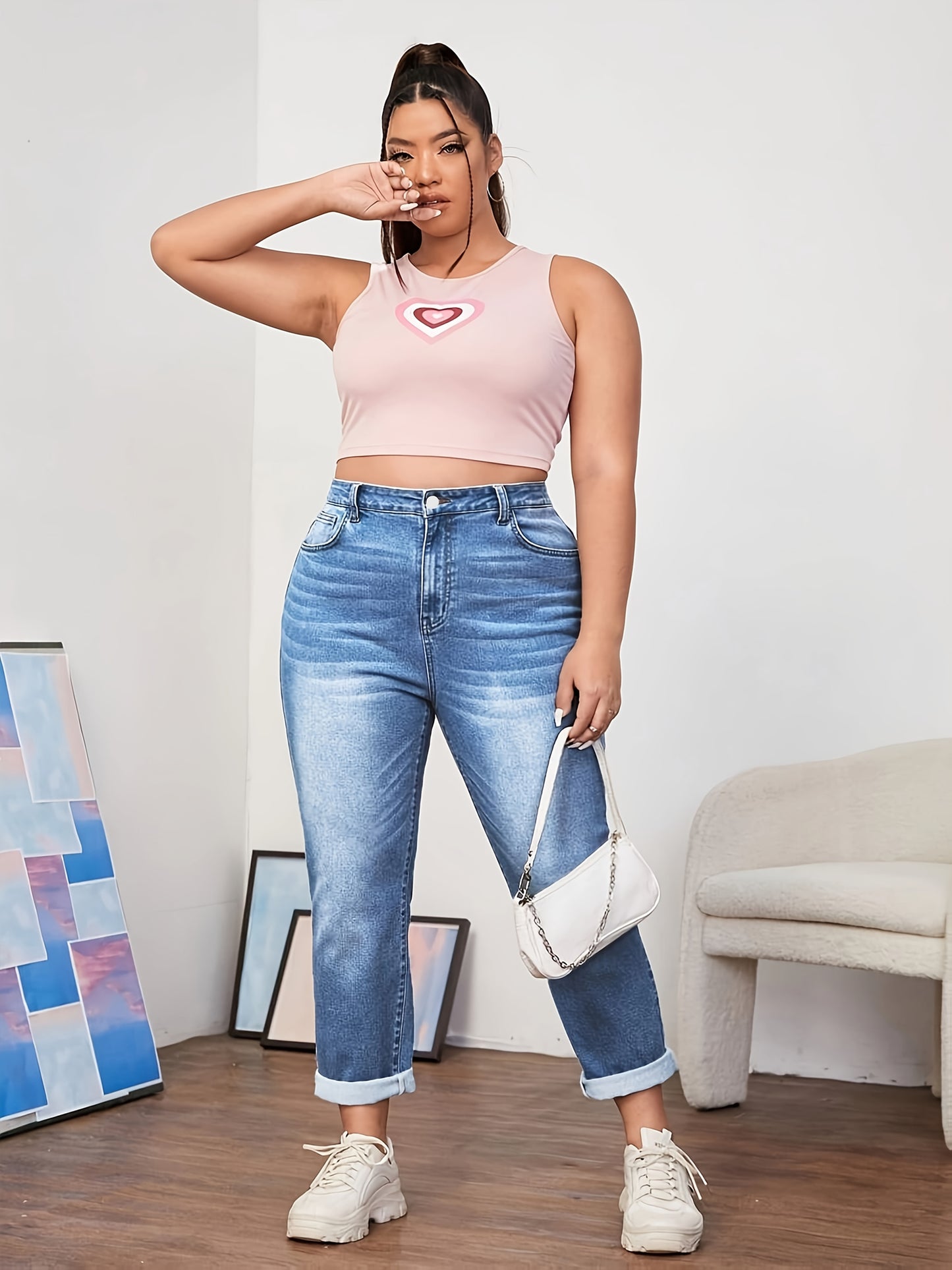 Jeans für Frauen in Übergröße aus waschbarem, dehnbarem Stoff mit umgeschlagenen Säumen.