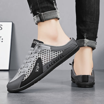 Ein Paar Slip-on-Fashion-Hausschuhe im sportlich-legere Stil , beige , grau , weiss-grün