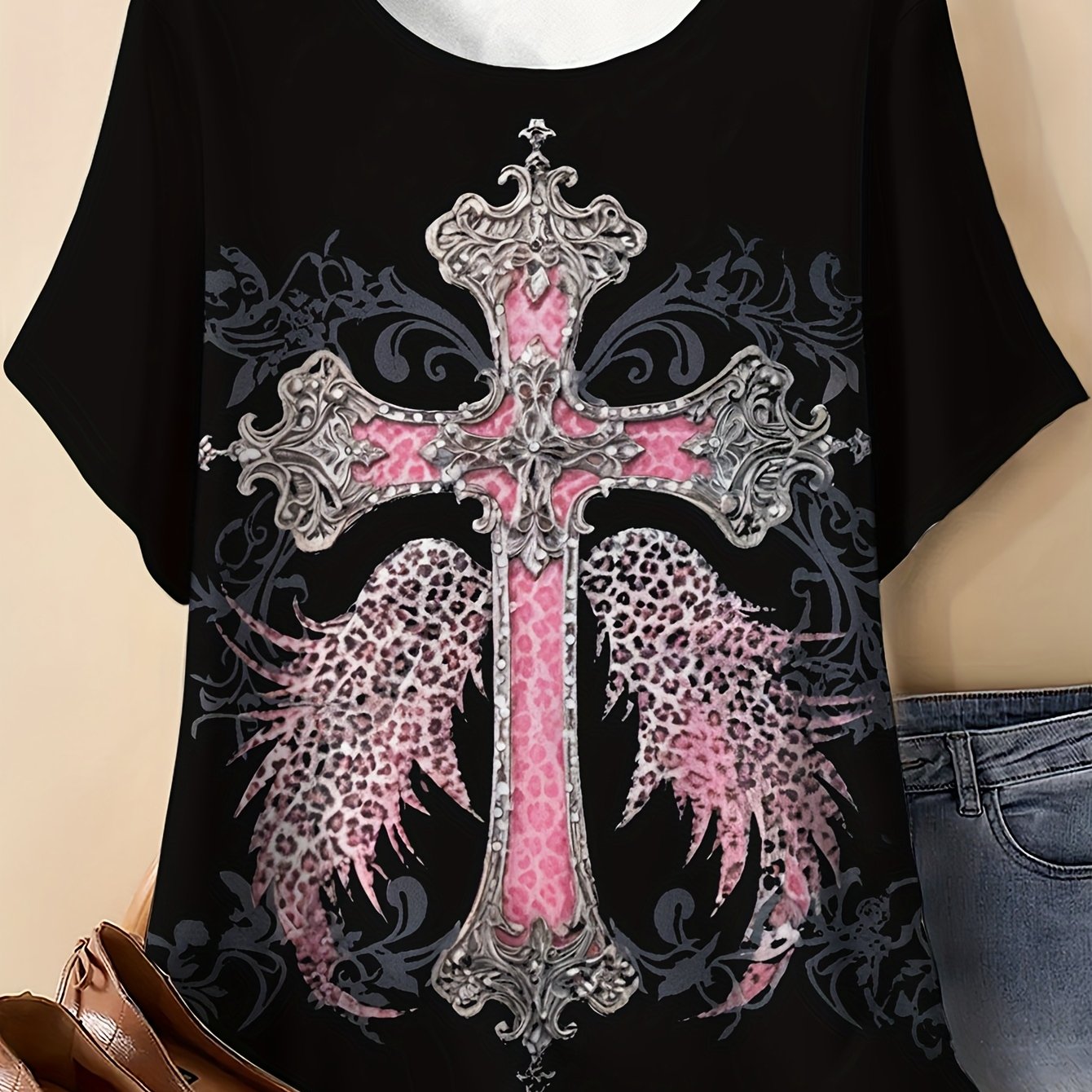 Großgröße, Damen T-Shirt mit Leopardenmuster, Kreuz- und Engelsflügel-Grafik - Dehnbares, atmungsaktives Freizeitoberteil, rosa/schwarzes Design, maschinenwaschbar