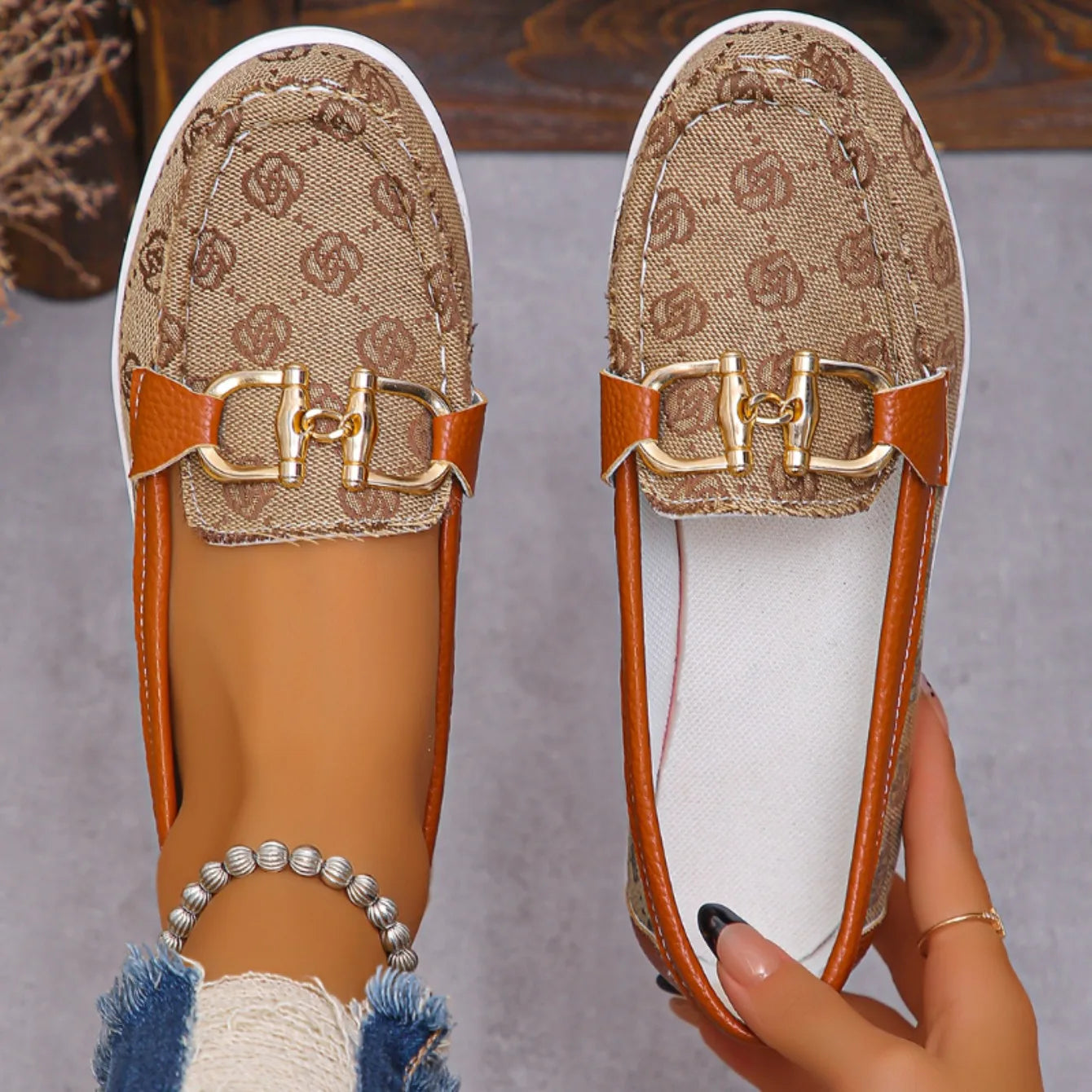 Neue Herbstkollektion Damen Trend Retro Designer Flache Schuhe Damen Modische Runde Zehen Metall Dekoration