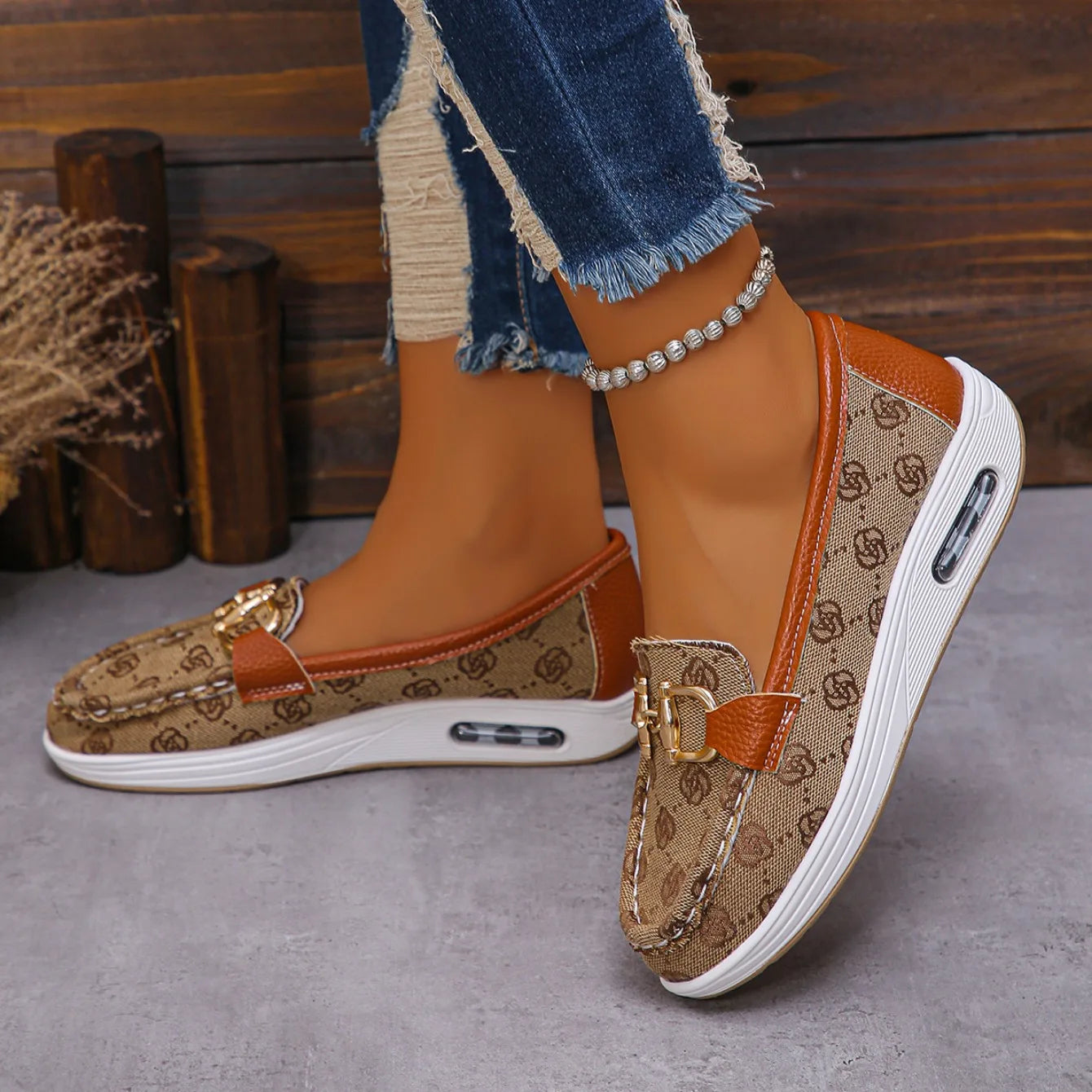Neue Herbstkollektion Damen Trend Retro Designer Flache Schuhe Damen Modische Runde Zehen Metall Dekoration