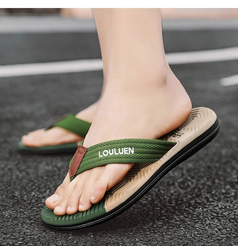 Hochwertige heißverkaufte Herren Flip-Flops Sommerstrand Flip-Flops Herrenmode Atmungsaktive lässige Strand-Herrenschuhe Sommer Outdoor