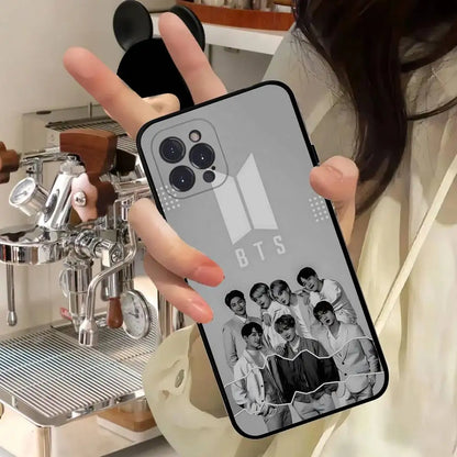 K-Pop Cartoon Jungen B-BT21S Handyhülle für diverse IPhone Modelle Schwarze Hülle