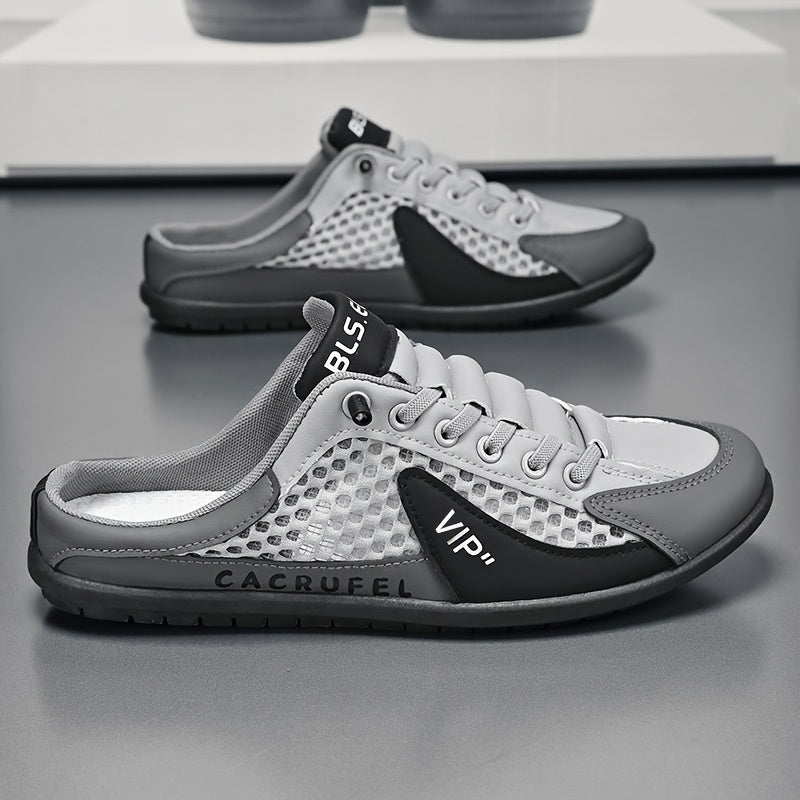 Ein Paar Slip-on-Fashion-Hausschuhe im sportlich-legere Stil , beige , grau , weiss-grün
