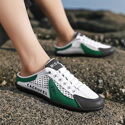 Ein Paar Slip-on-Fashion-Hausschuhe im sportlich-legere Stil , beige , grau , weiss-grün