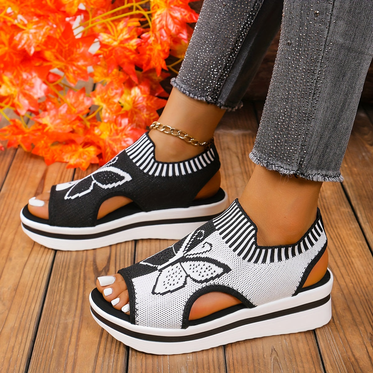 Atmungsaktive gestrickte Mesh-Damen-Casual-Sandalen mit Schmetterlingsmuster | Offene Zehen, Riemchen hinten, Positionierungsdruck, Synthetisches Kunstleder-Fußbett, Stoffinnendetails, TPR-Sohle