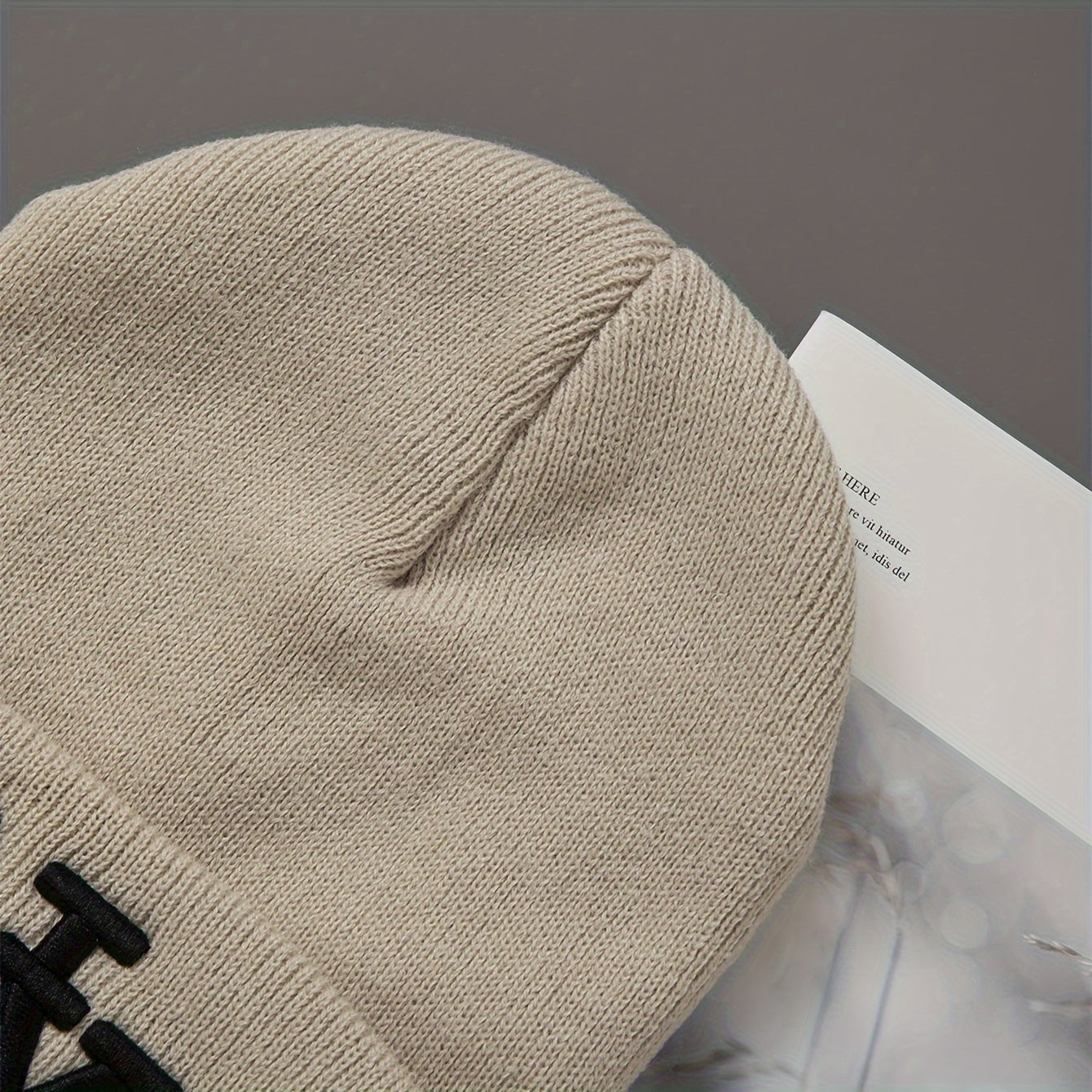 2er-Pack Unisex Wintermützen, einfarbig gestrickte Polyester-Outdoor, handwaschbar, modisch für den täglichen Gebrauch für Männer und Frauen