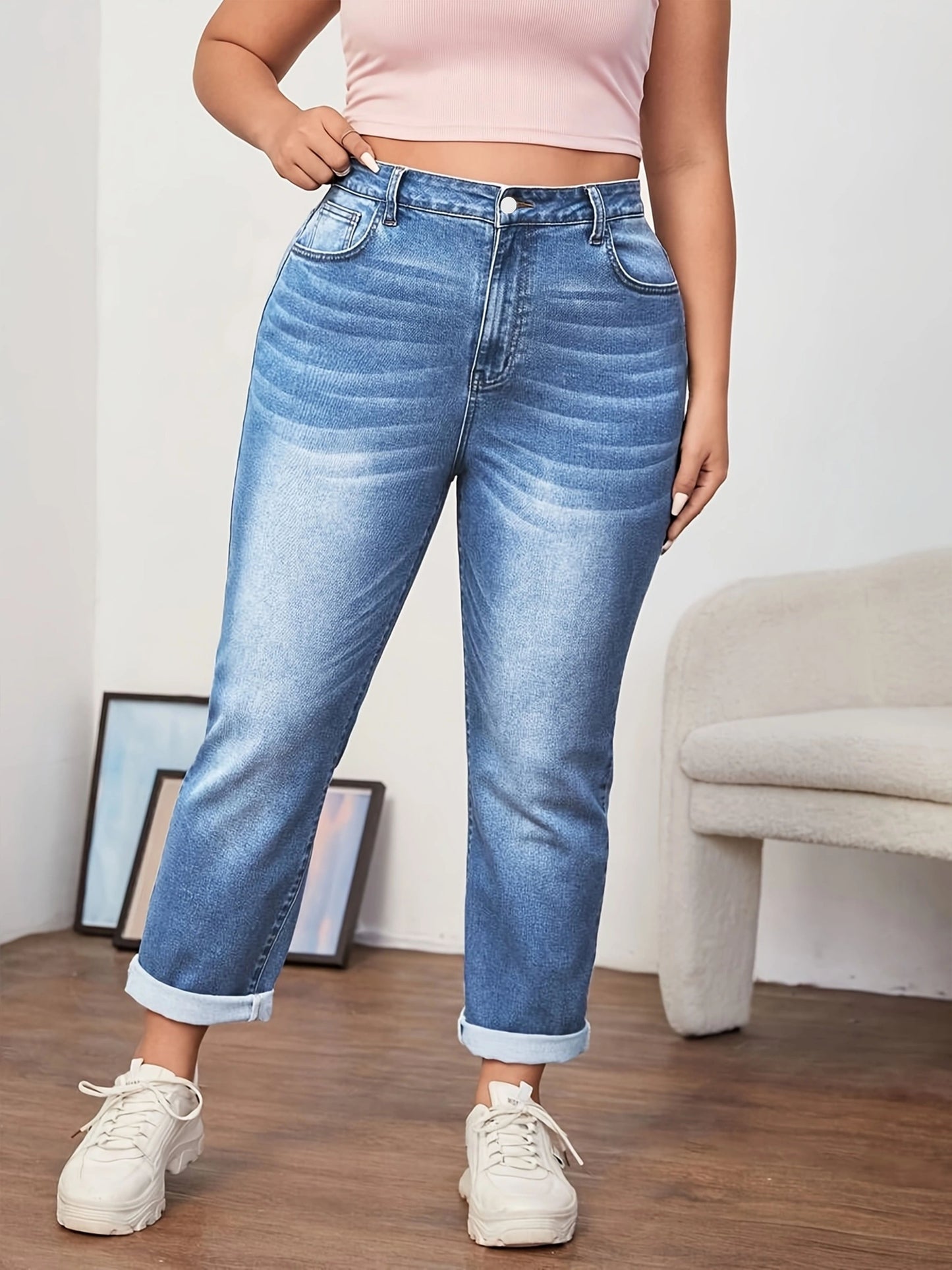 Jeans für Frauen in Übergröße aus waschbarem, dehnbarem Stoff mit umgeschlagenen Säumen.